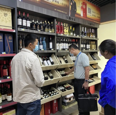 县市场监管局开展进口酒类专项整治活动