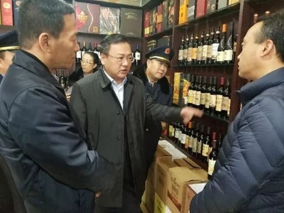 ​董劲威副市长督导检查西北国亨食品交易中心酒类市场整治工作